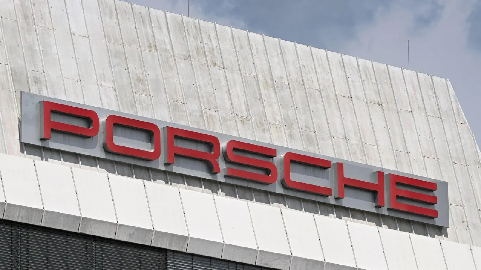 Der Porsche-Gewinn ist eingebrochen. (Archvibild) (Foto: Bernd Weißbrod/dpa)