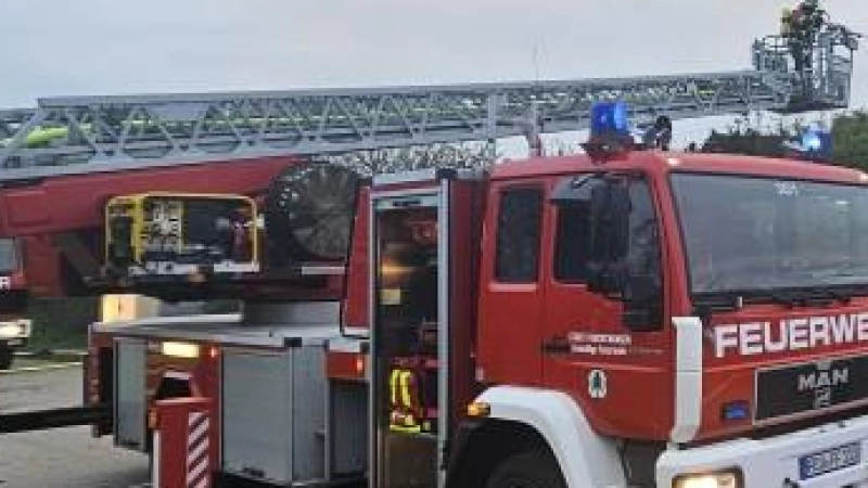 Mit der Drehleiter musste am Dienstag in Großohrenbronn ein Verletzter gerettet werden. (Symbolbild: Wolfgang Grebenhof)