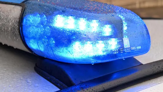 Ein Streifenwagen der Polizei steht mit eingeschaltetem Blaulicht an einem Einsatzort. (Foto: Carsten Rehder/dpa/Symbolbild)