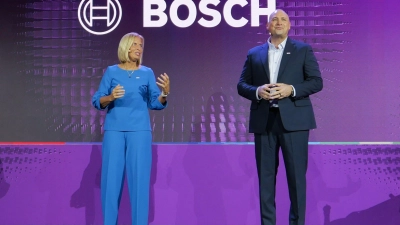 Bosch hat auf der Technikmesse CES ein KI-basiertes Fahrzeug-Cockpit vorgestellt.  (Foto: Christoph Dernbach/dpa)