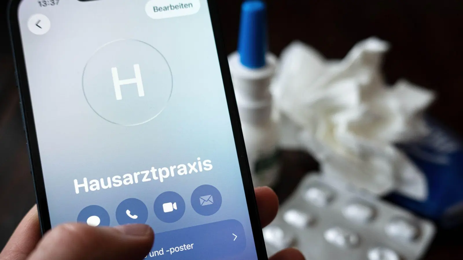 Macht eine telefonische Krankschreibung Fehlzeiten im Job zu leicht? (Archivbild) (Foto: Sina Schuldt/dpa)