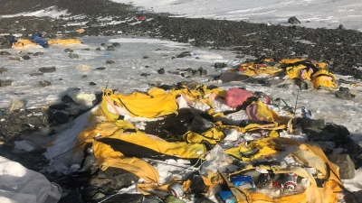 Der Mount Everest gilt mittlerweile als „höchstgelegene Müllhalde der Welt“. (Foto: Jenjen Lama/dpa)