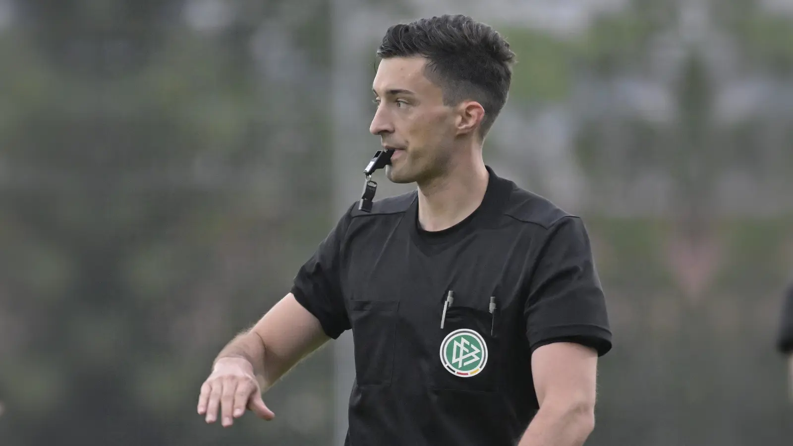 Gibt den Ton an: Schiedsrichter Florian Badstübner. (Foto: Martin Rügner)