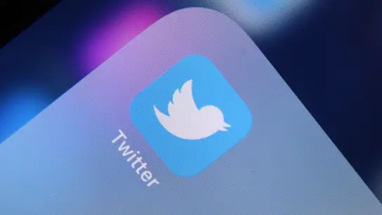 Das Logo der Nachrichten-Plattform Twitter auf dem Display eines iPhone. (Foto: Karl-Josef Hildenbrand/dpa)