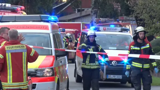 Rettungskräfte von Malteser und der Feuerwehr sind in Fürstenau im Einsatz. (Foto: Nord-West-Media TV/NWM-TV/dpa)