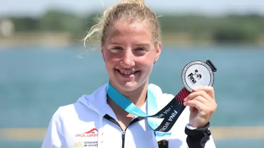 Silber über 25 Kilometer im Freiwasser: Lea Boy zeigt ihre Medaille. (Foto: Ian MacNicol/dpa)