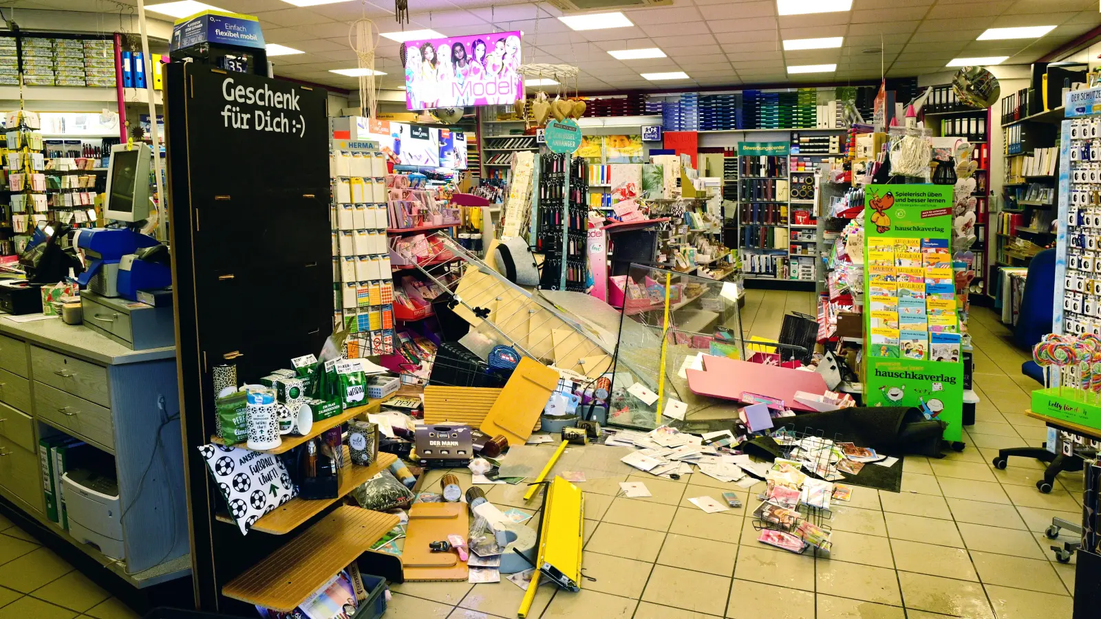 Direkt vor der Kasse gelang es dem 81-Jährigen, seinen Wagen abzubremsen. Nur wenige Regale wurden zerstört. (Foto: Jim Albright)