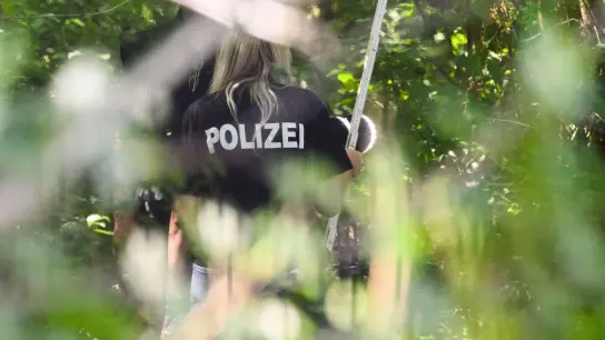 Eine Mitarbeiterin der Spurensicherung der Polizei Salzgitter steht an einem Tatort. (Foto: Julian Stratenschulte/dpa)