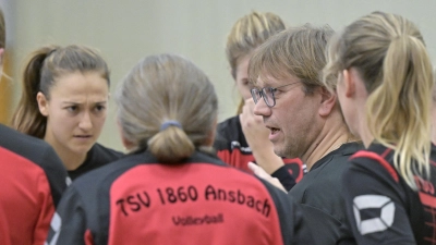 Auch wenn sie hier etwas kritisch schaut: Auf Spielführerin Sophia Botsch (links) kann Trainer Armin Hoefer (2. von rechts) auch in der kommenden Regionalligasaison bauen. (Foto: Martin Rügner)