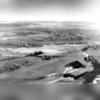 In den 1930er-Jahren wurde der Flugbetrieb auf dem Hesselberg stetig ausgebaut. Das Gebäude in der rechten, unteren Bildecke ist die 1933 eröffnete Hermann-Esser-Halle, das andere die Ende der 1920er-Jahre entstandene Nürnberger Halle.  (Repro: Harald Fischer)