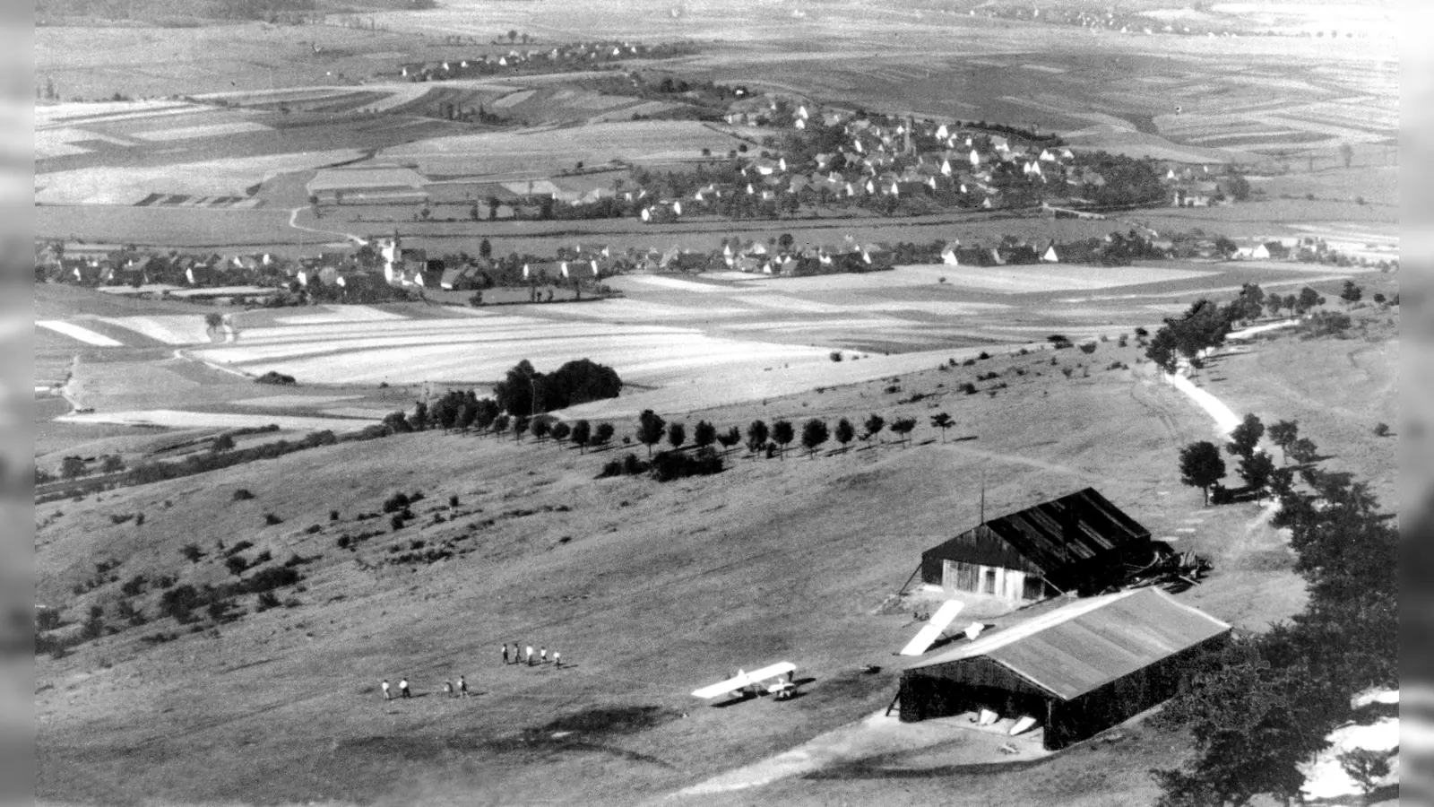In den 1930er-Jahren wurde der Flugbetrieb auf dem Hesselberg stetig ausgebaut. Das Gebäude in der rechten, unteren Bildecke ist die 1933 eröffnete Hermann-Esser-Halle, das andere die Ende der 1920er-Jahre entstandene Nürnberger Halle.  (Repro: Harald Fischer)