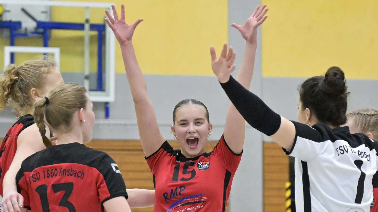 MIt 15 schon Leistungsträgerin in der Frauenmannschaft: Dominika Schäfer (Mitte) aus Kasachstan hat Spaß in Ansbach. Sieht man. (Foto: Martin Rügner)