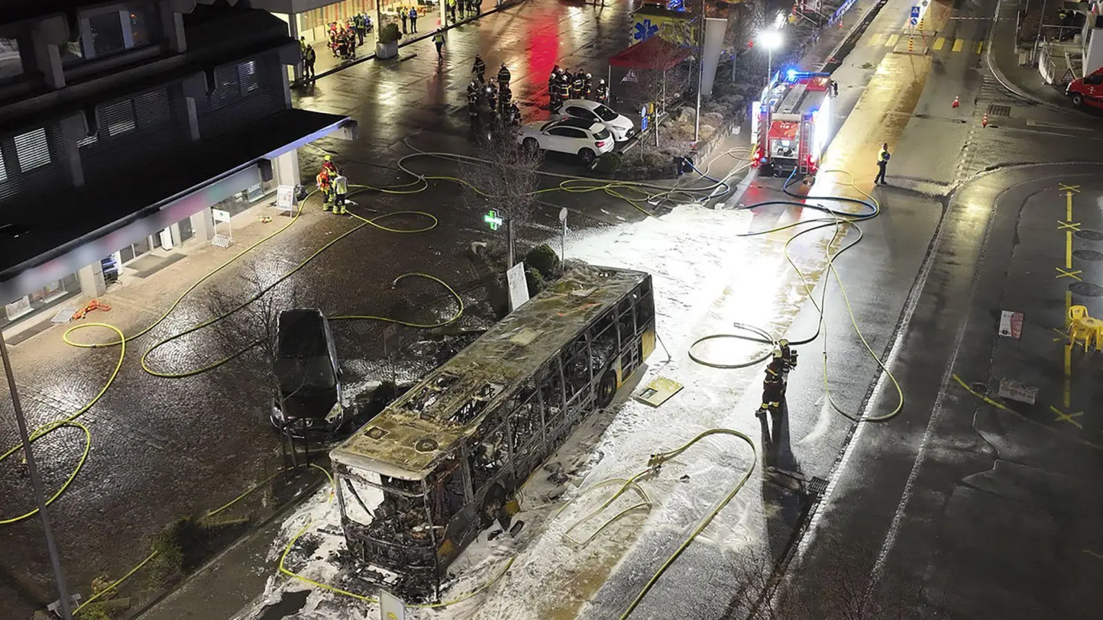 Der Bus brannte völlig aus. (Foto: --/KANTONSPOLIZEI FREIBURG/dpa)