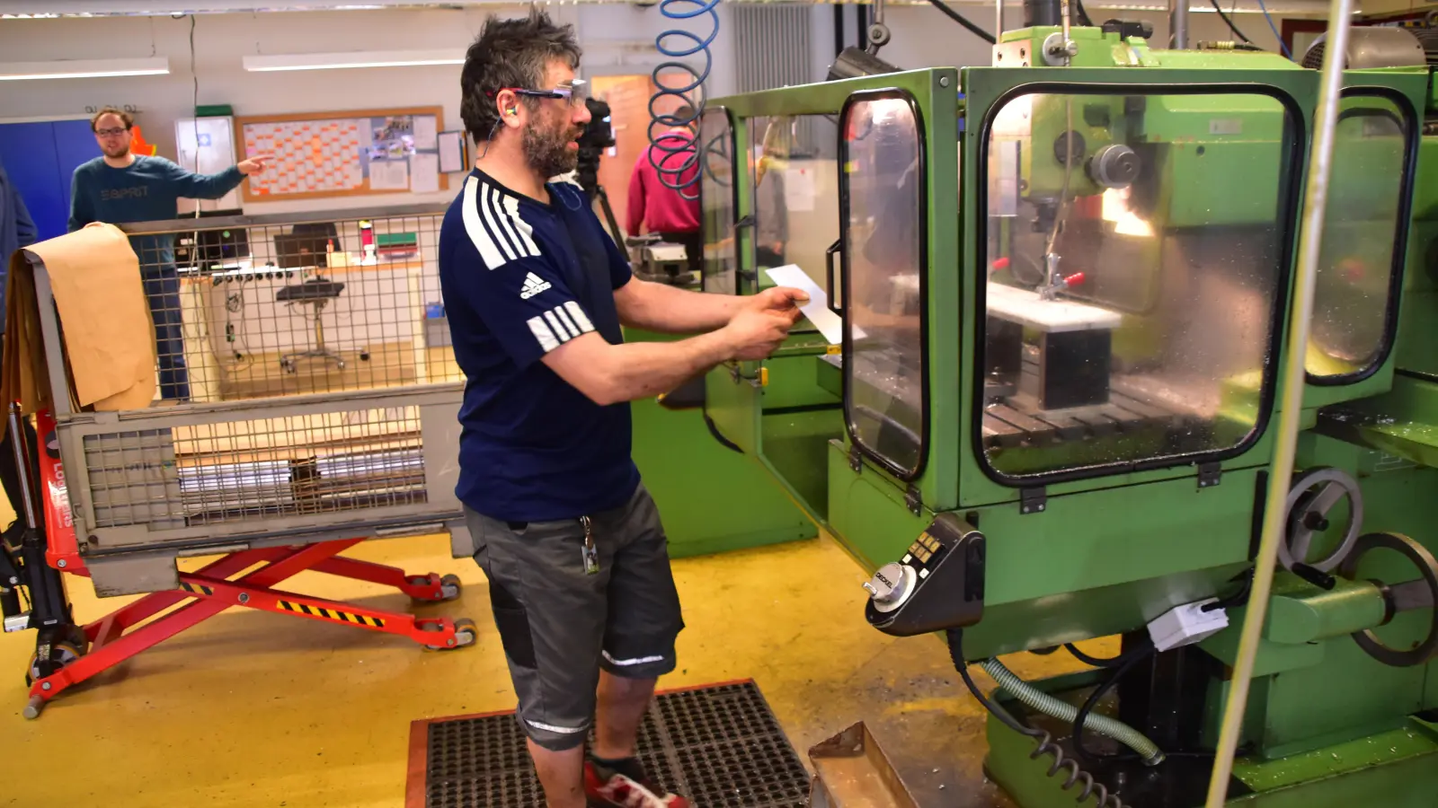 Kiriakos Faulhaber ist mit einem Arbeitsschritt für das Abdeckteil beschäftigt. (Foto: Kurt Güner)