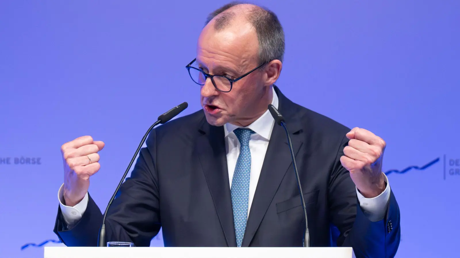 Seit Jahren ringt die Europäische Union um einen gemeinsamen Kapitalmarkt, in dem bürokratische Hürden zwischen den EU-Staaten fallen. Kanzler Merz fordert Tempo. (Foto: Boris Roessler/dpa)