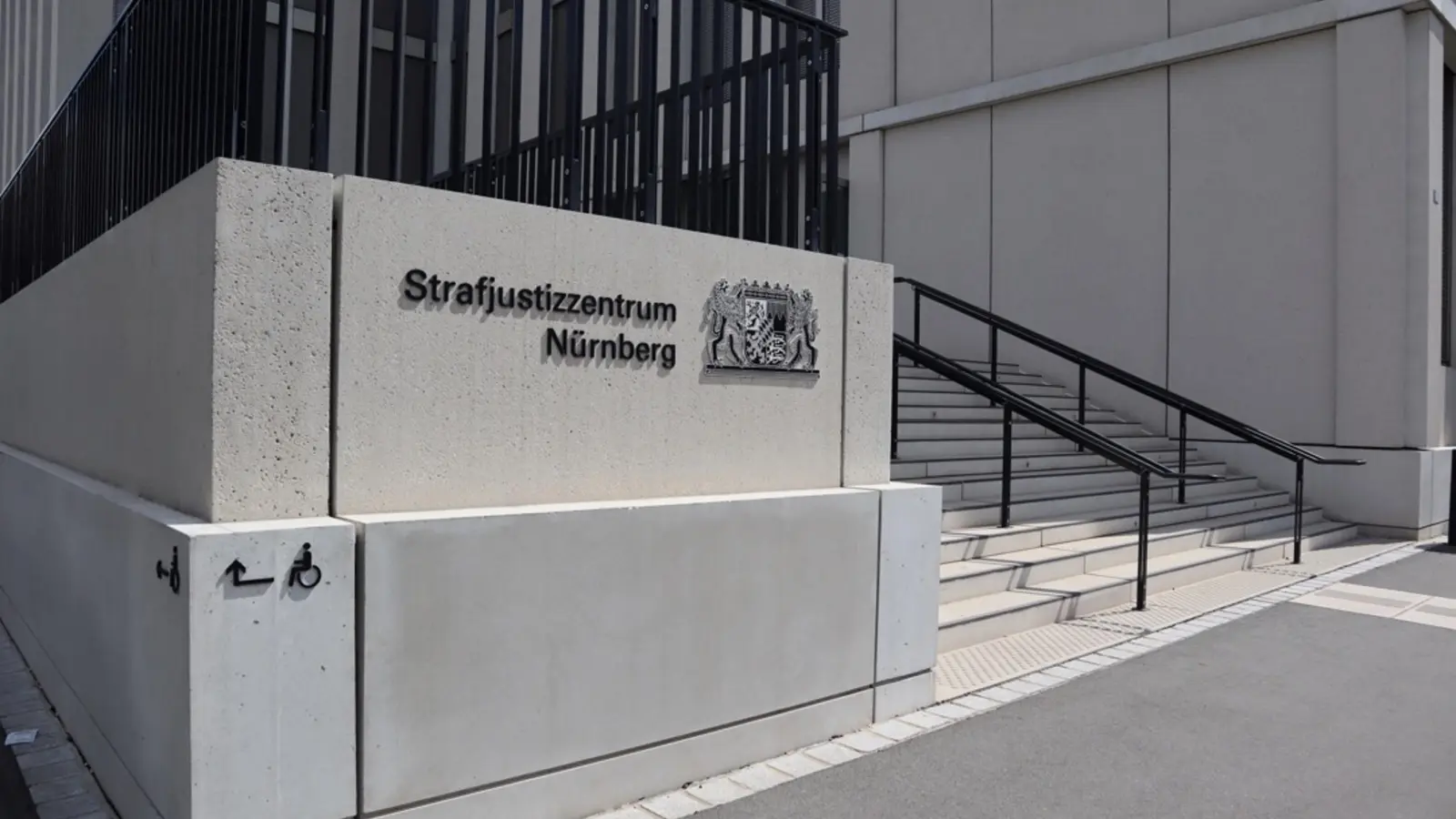 Am Nürnberger Landgericht wird derzeit erneut über einen Supermarkt-Überfall verhandelt, der sich bereits vor 14 Jahren in Neustadt ereignet hatte. (Foto: Gudrun Bayer)