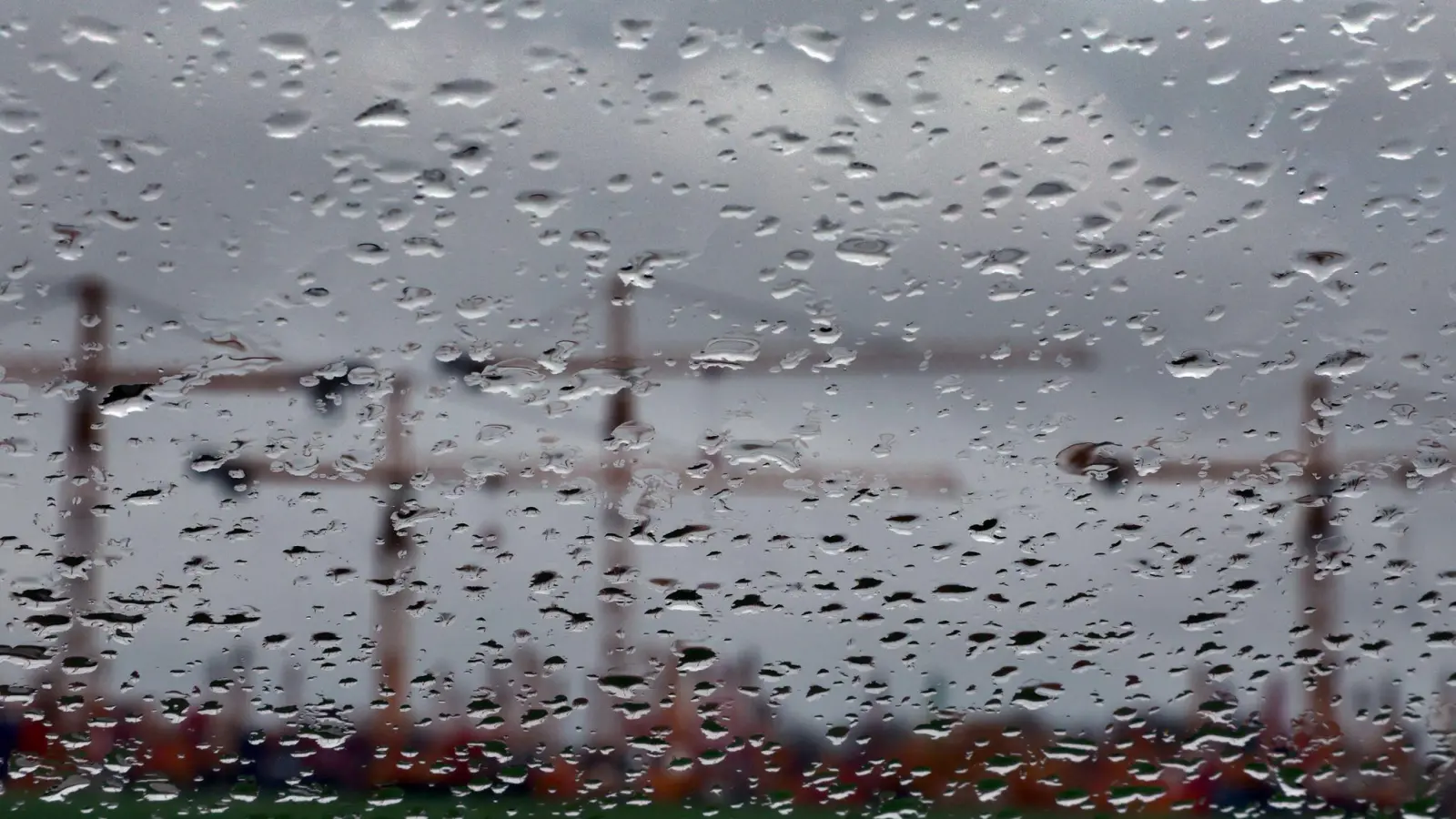 Die Aussichten für die bayerische Wirtschaft haben sich verbessert - aber nur leicht. (Symbolbild) (Foto: Karl-Josef Hildenbrand/dpa)