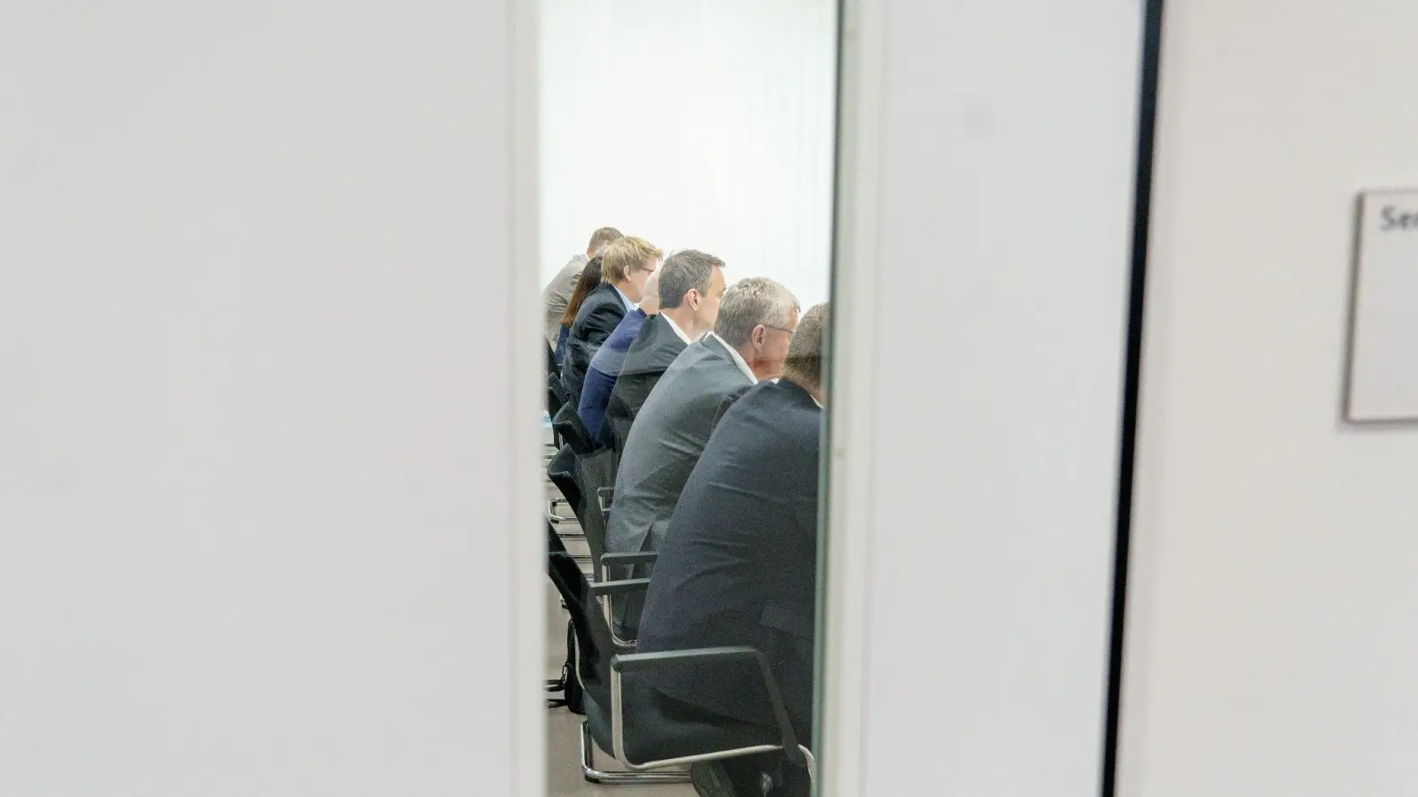 Die Vertreter der Deutschen Bahn AG sitzen hinter verschlossenen Türen im Verhandlungsraum. (Foto: Andreas Arnold/dpa)