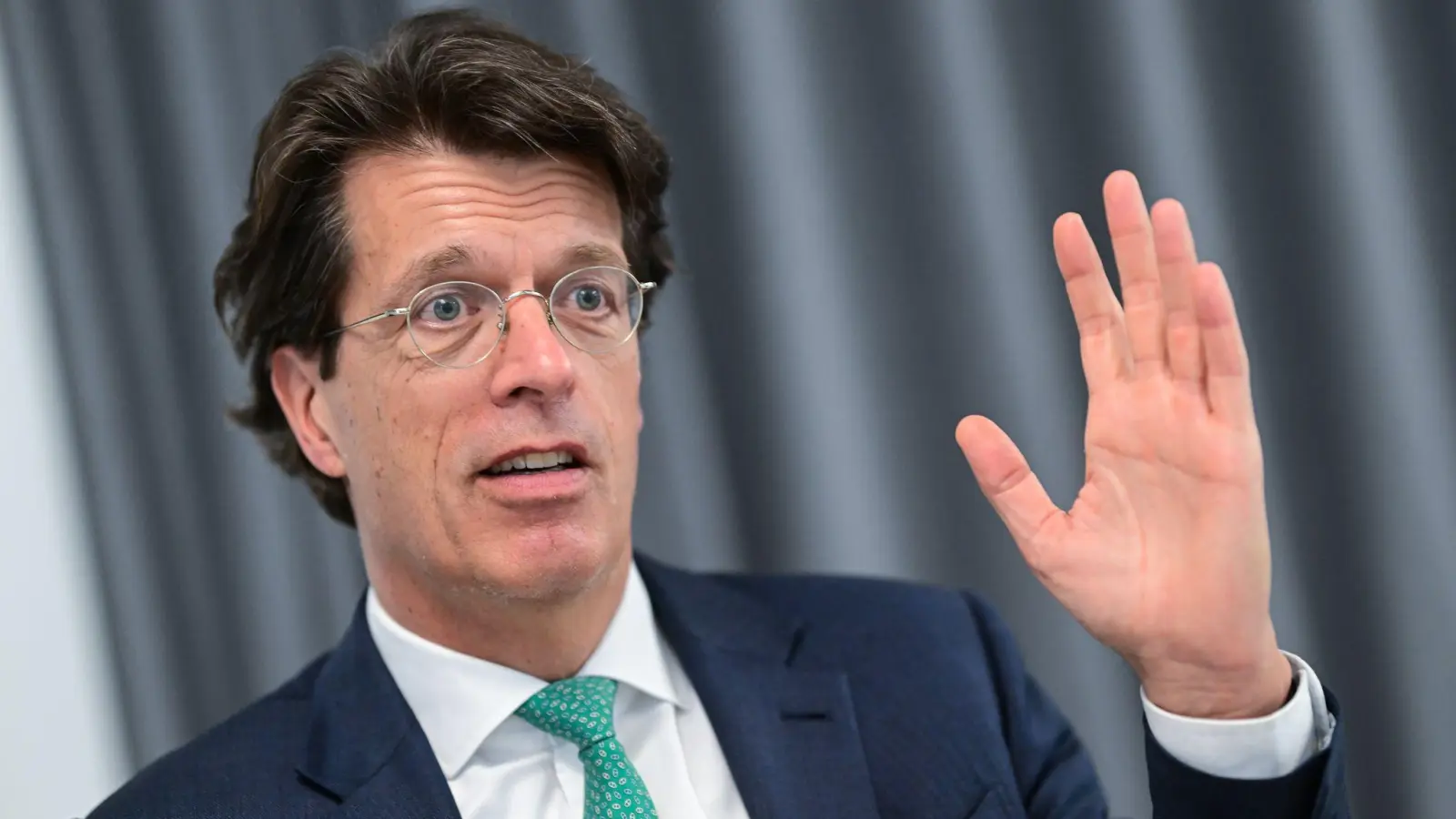 Schaeffler-CEO Rosenfeld: „Wir glauben an die E-Mobilität. Aber es wird noch eine lange Zeit auch Antriebe mit Verbrennungsmotoren geben.“ (Foto: Sebastian Christoph Gollnow/dpa)