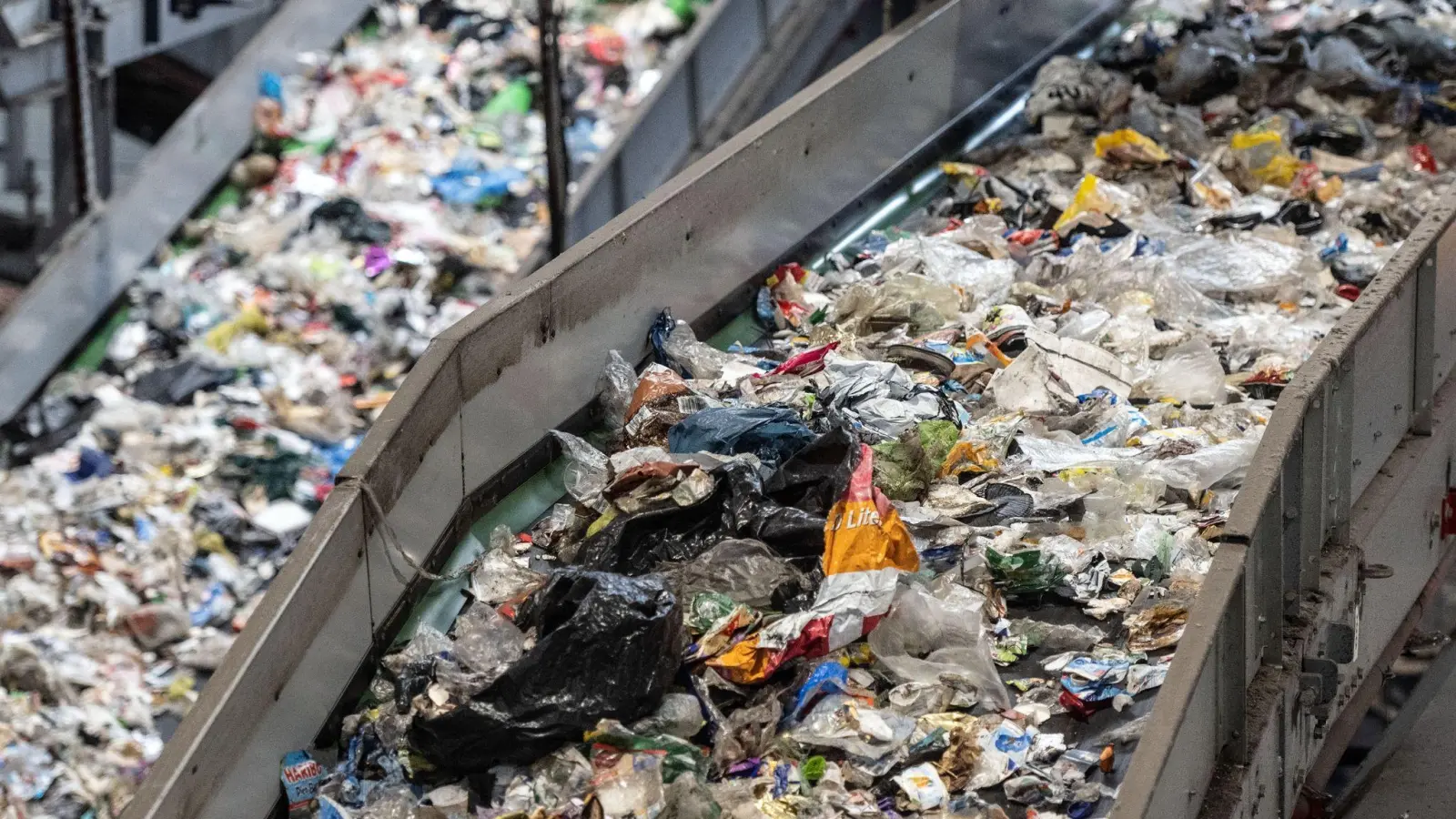 Unsortierter Müll: Die Mehrheit der EU-Mitgliedstaaten läuft Gefahr, die Ziele zum Recycling von Abfällen und Verpackungsmüll zu verfehlen. (Foto: Bernd Thissen/dpa)