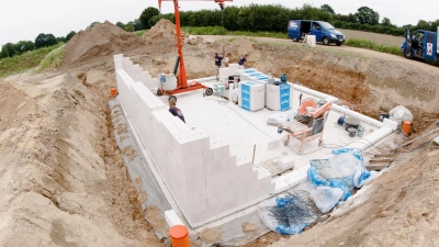 Wer keinen Keller braucht, kann kräftig sparen, verliert dafür aber die Option auf mehr Stauraum. (Foto: picture alliance / dpa-tmn)