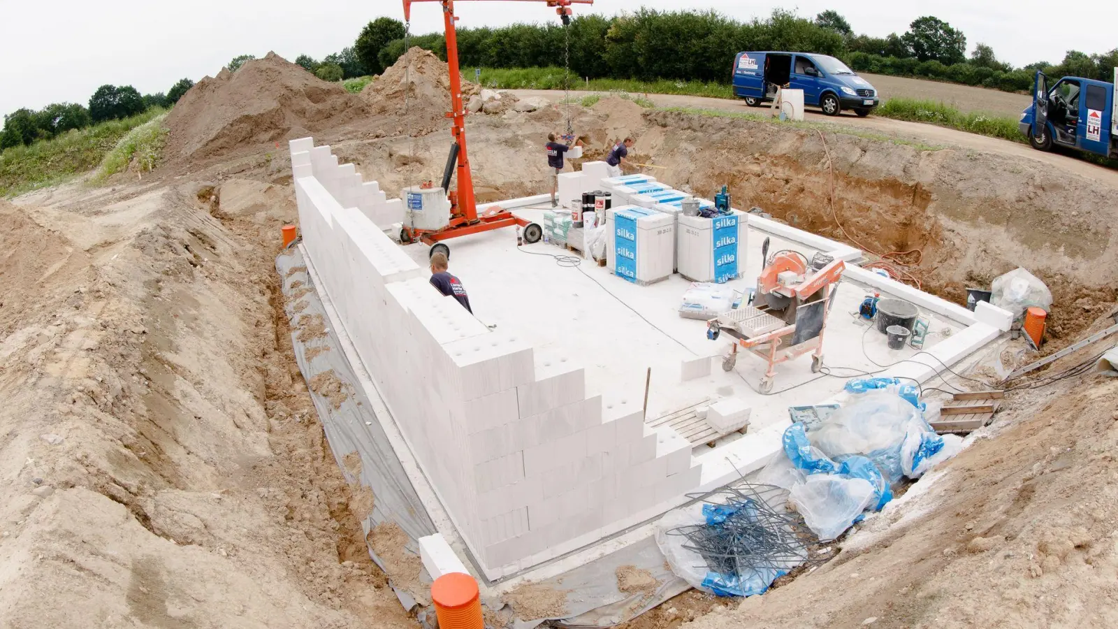 Wer keinen Keller braucht, kann kräftig sparen, verliert dafür aber die Option auf mehr Stauraum. (Foto: picture alliance / dpa-tmn)