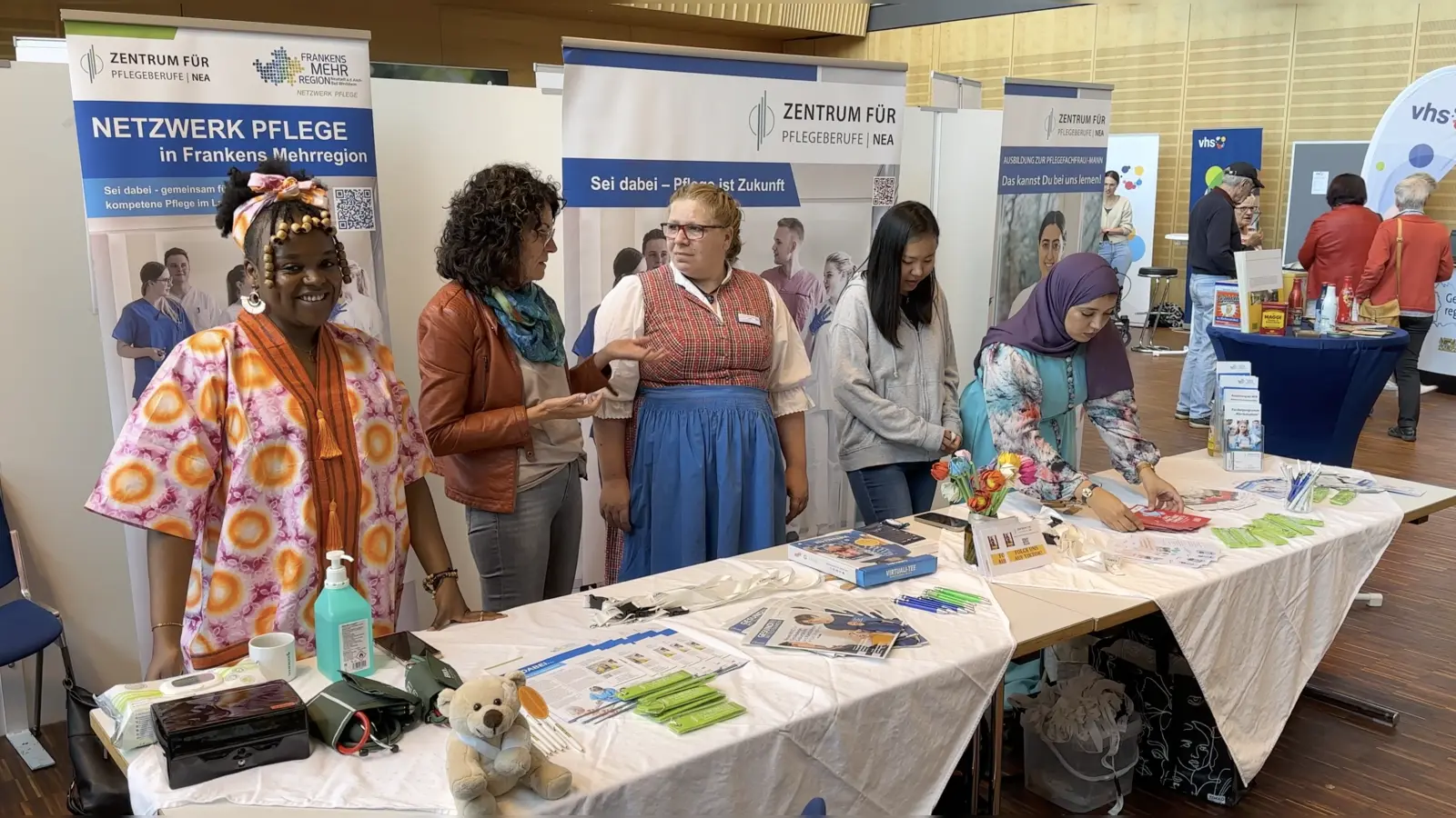 Ein Teil des Kurses 4 auf dem Seniorentag in Bad Windsheim. Einige Pflegeazubis tragen eine Tracht aus ihrem Kulturkreis. Andrea Strauss ( 2.v.l) ist die Klassenleitung. Ellarie Ngnintedem Magnifack (1. von links) trägt eine kamerunische Tracht.  (Foto: Josefine Mühlroth)