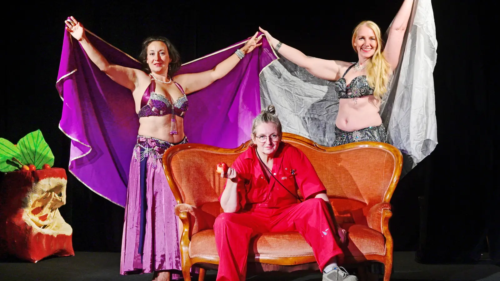 Die Bauchtänzerinnen Tatjana Depperschmidt (links) und Birte Montesseri sowie die Schauspielerin Claudia Kucharski sind bei einem Projekt zu den Themen Frauen und Freiheit im Theater Kopfüber zu erleben. (Foto: Jim Albright)