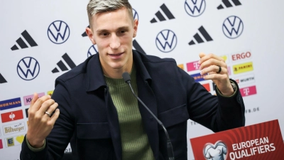 Nico Schlotterbeck spricht im Windsor Park von Belfast. (Foto: Christian Charisius/dpa)