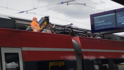 Ein Mitarbeiter begutachtete den Schaden am Stromabnehmer auf dem Dach der S-Bahn, der nach Angaben der Bahn AG von einer defekten Oberleitung verursacht wurde. (Foto: Thomas Schaller)