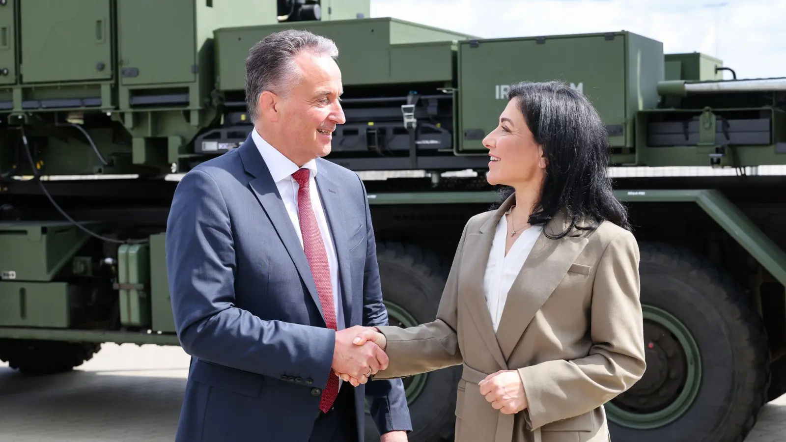 Bundeswirtschaftsministerin Katherina Reiche (CDU) hat den Rüstungshersteller Diehl Defence mit Geschäftsführer Helmut Rauch besucht.  (Foto: Daniel Löb/dpa)