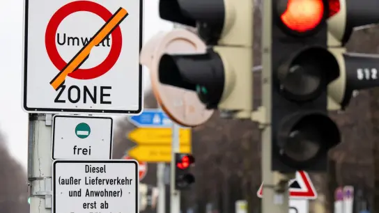 Ein Schild mit der Aufschrift „Umwelt Zone“ und „Diesel (außer Lieferverkehr und Anwohner) erst ab Euro 5/V frei“. (Foto: Sven Hoppe/dpa)