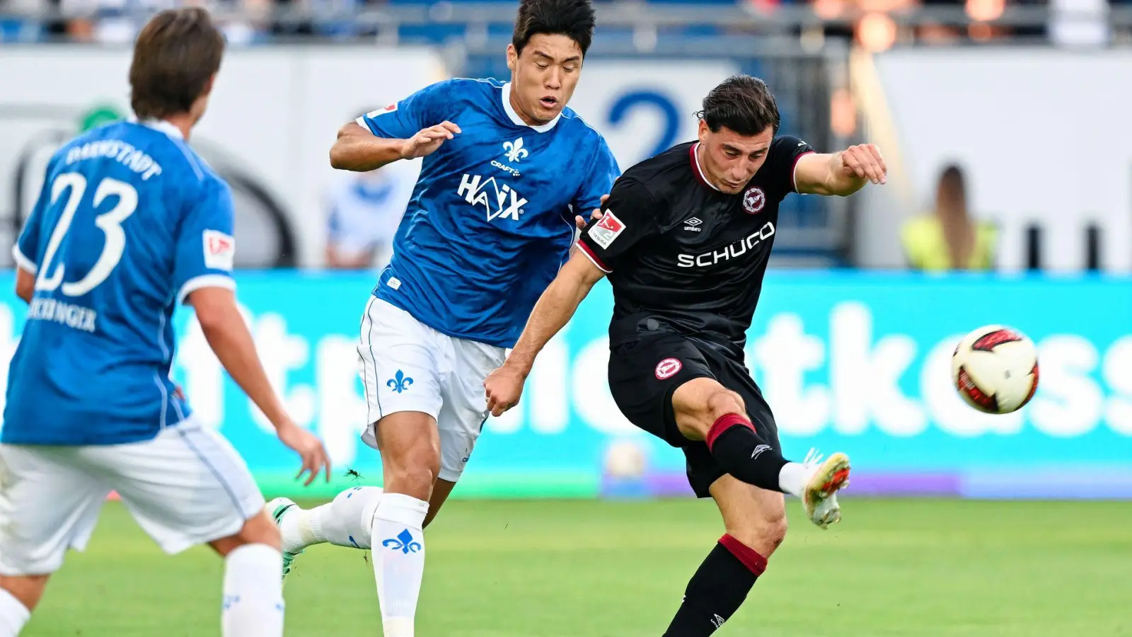  Ho-Jae Lee (Mitte) brachte Darmstadt gegen Bielefeld früh in Führung. (Foto: Uwe Anspach/dpa)