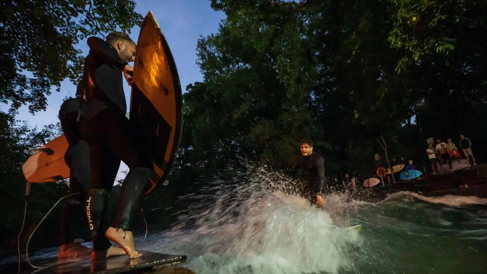 Eine spezielle Beleuchtung soll das Surfen bei Dunkelheit sicherer machen. (Archivbild) (Foto: Peter Kneffel/dpa)