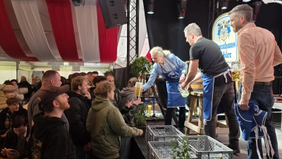 Die erste Maß Freibier am Bad Windsheimer Frühlingsfest geht an die Wartenden im Festzelt. (Foto: Hans-Bernd Glanz)