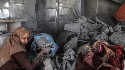 Nach einem israelischen Luftangriff such Palästinenser in einem zerstörten Haus nach Habseligkeiten. (Foto: Abed Rahim Khatib/dpa)