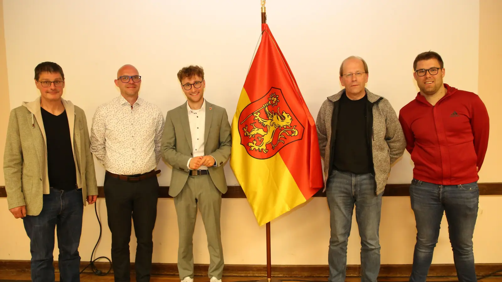 Bei einer Bürgerversammlung wurden in Ornbau verabschiedet (von links): Dr. Bernhard Göttler, Manuel Göttler, Bürgermeister Marco Meier, Gerhard Herrmann und Joseg Heumann jr. (Foto: Alexander Biernoth)