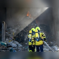 Bei einem Brand auf dem Gelände einer Abfallentsorgungsfirma in Feuchtwangen (Landkreis Ansbach) kamen mehrere Wehren zum Einsatz. (Foto: René Chlopotowski)