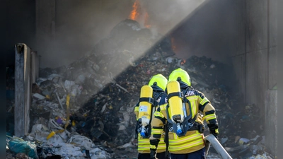 Bei einem Brand auf dem Gelände einer Abfallentsorgungsfirma in Feuchtwangen (Landkreis Ansbach) kamen mehr als fünf Wehren zum Einsatz. (Foto: René Chlopotowski)