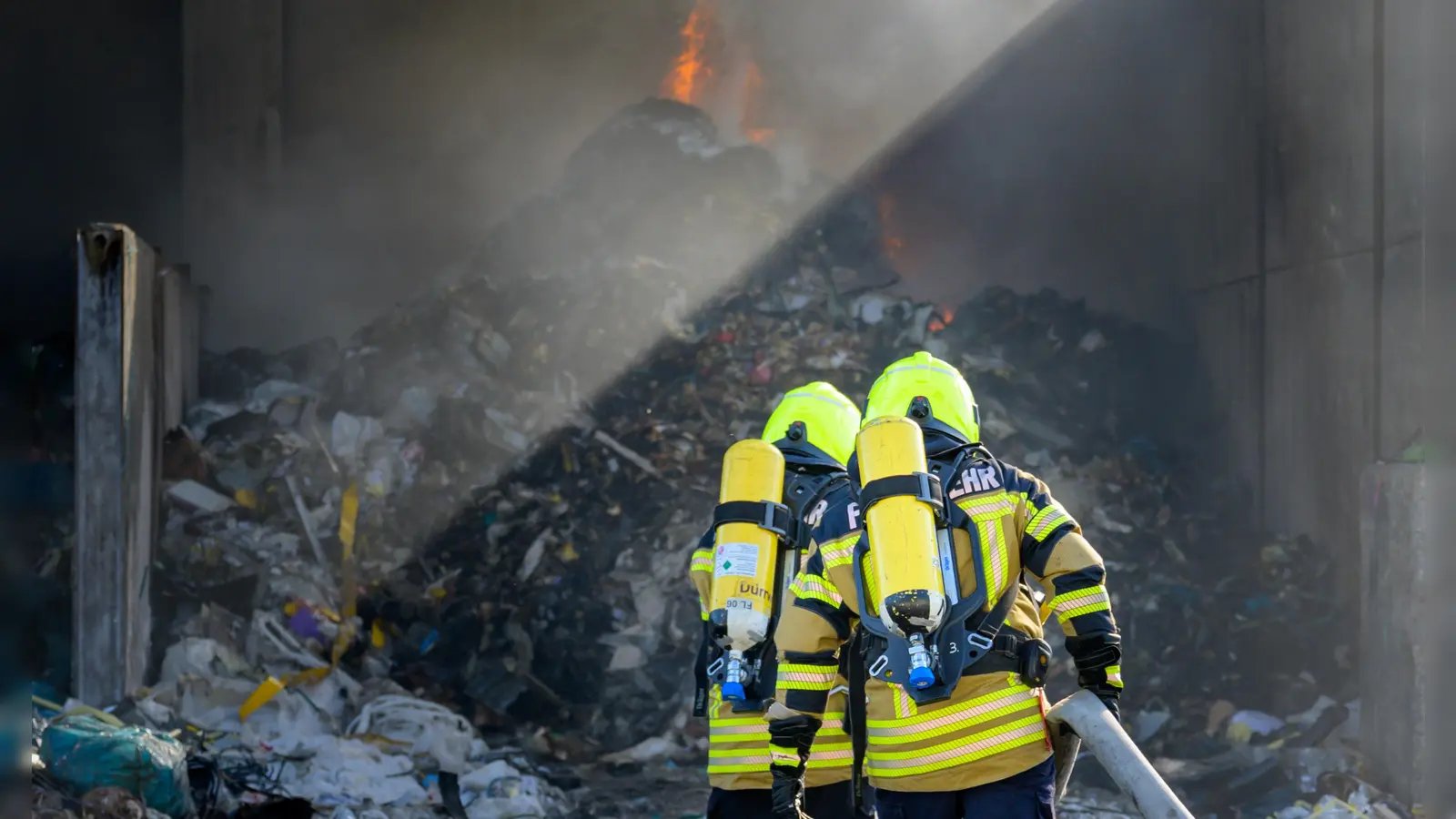 Bei einem Brand auf dem Gelände einer Abfallentsorgungsfirma in Feuchtwangen (Landkreis Ansbach) kamen mehrere Wehren zum Einsatz. (Foto: René Chlopotowski)