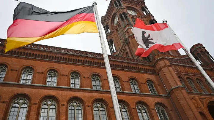 Das Rote Rathaus ist der Sitz der Regierenden Bürgermeisterin sowie des Senats von Berlin. (Foto: Philipp Znidar/dpa-Zentralbild/dpa)