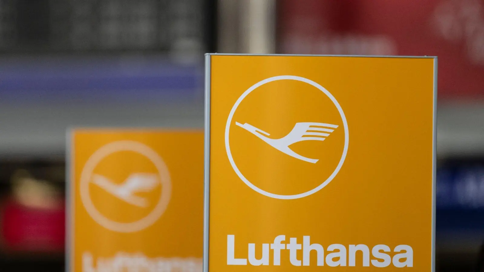 Das Logo der Lufthansa am Flughafen in Frankfurt am Main. (Foto: Boris Roessler/dpa)