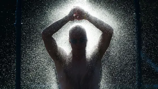 Es hilft der Haut, wenn man sich nach jeder Runde Schwimmen im Bad duscht. (Foto: Julian Stratenschulte/dpa/dpa-tmn)