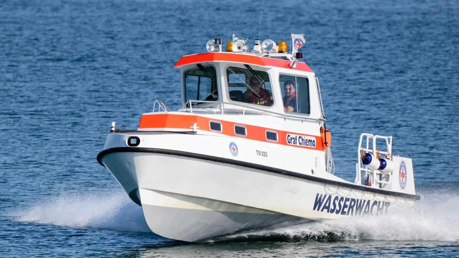 Auf dem Chiemsee wird nach einem 85 Jahre alten Surfer gesucht. (Archivbild) (Foto: Matthias Balk/dpa)
