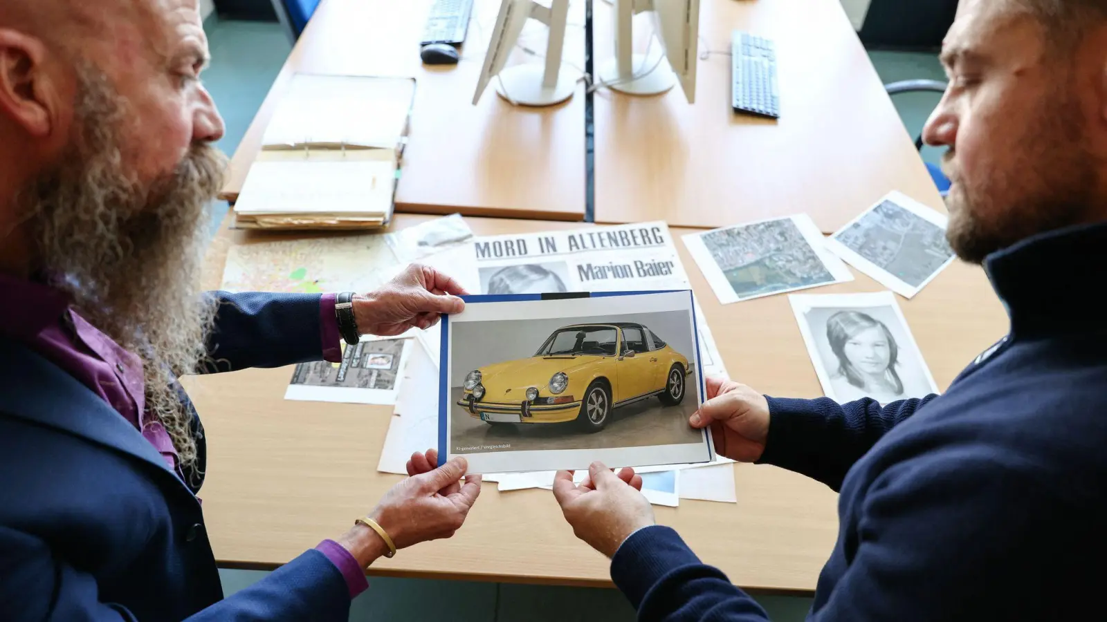 In solch einem Auto - das Bild ist KI-generiert - soll der Täter laut Zeugenaussagen mit Marion Baier vor der Tat gestritten haben. Gehalten wird es von Patrick Merten (r), Leiter des Cold Case „Marion Baier“ und Michael Dietsch, Leiter der Kripo Fürth. (Foto: Daniel Löb/dpa)