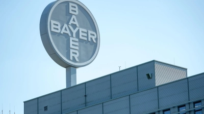 Die Probleme rund um den glyphosathaltigen Unkrautvernichter Roundup hat Bayer sich 2018 mit der milliardenschweren Monsanto-Übernahme ins Haus geholt. (Foto: Hendrik Schmidt/dpa-Zentralbild/dpa)