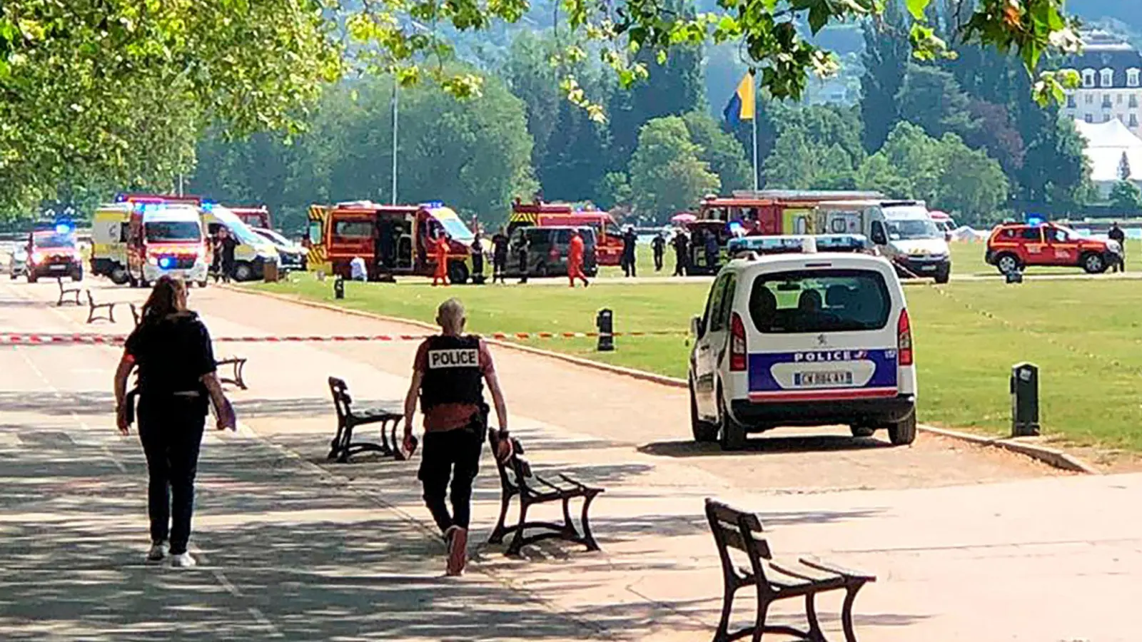 Polizisten und Rettungskräfte am Tatort in Annecy. (Foto: Florent Pecchio/L'Essor Savoyard/AP/dpa)