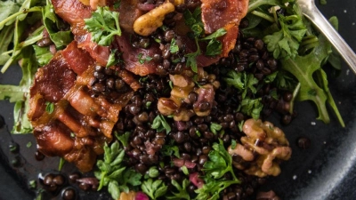 Das nussige Aroma und die Bissfestigkeit schwarzer Belugalinsen kommt in Salaten besonders gut zur Geltung. (Foto: Christin Klose/dpa-tmn)