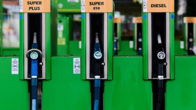 Benzin ist bereits seit einiger Zeit auf Rekordniveau, jetzt hat auch Diesel seinen alten Rekord aus dem April übertroffen. (Foto: Robert Michael/dpa)