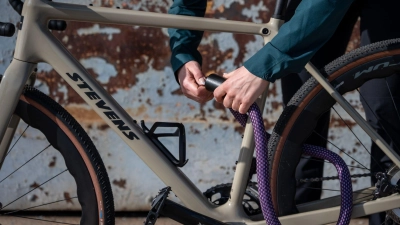 Fahrraddiebstahl ist keine Seltenheit, auch ein Schloss verhindert das nicht immer. Eine Codierung bietet zusätzlichen Schutz. (Symbolbild: dpa-tmn/Zacharie Scheurer)